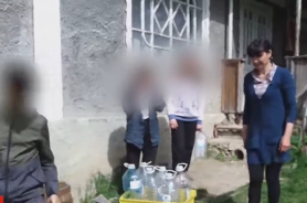 Stropită cu benzină și gonită prin sat cu tractorul: Aflați povestea cutremurătoare a unei mame cu trei copii